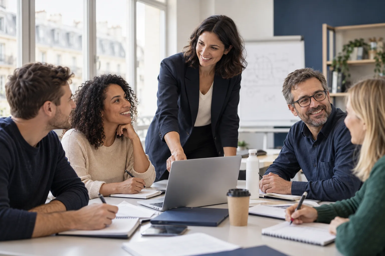 Adultes et formateur échangeant autour d’un exercice en salle de formation